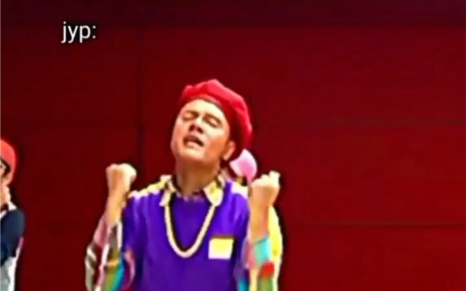 غدًا ستُطرَد فرقة Stray Kids لأنهم دخلوا الشركة وقدمهم اليسرى أولًا، وسيُطرَد هان جي سونغ من JYP لأن