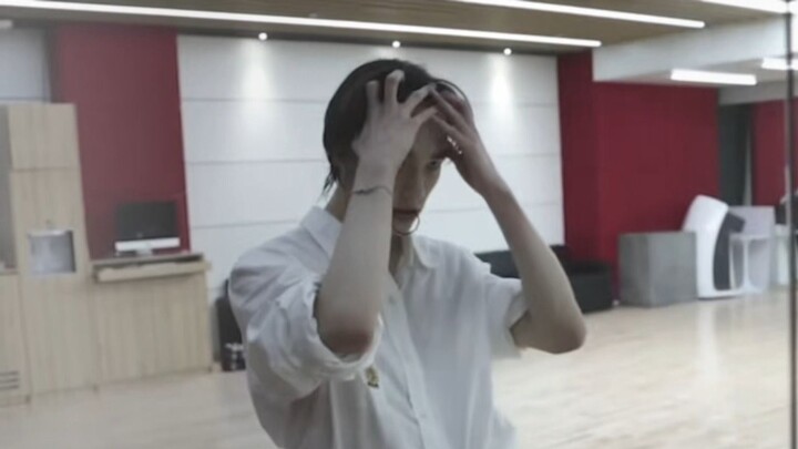 Hwang Hyunjin's self-choreographed dance Play With Fire practice room version 220218
