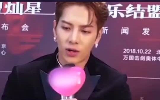 王嘉尔空中提裤子这个操作也太厉害了吧，你想学吗？