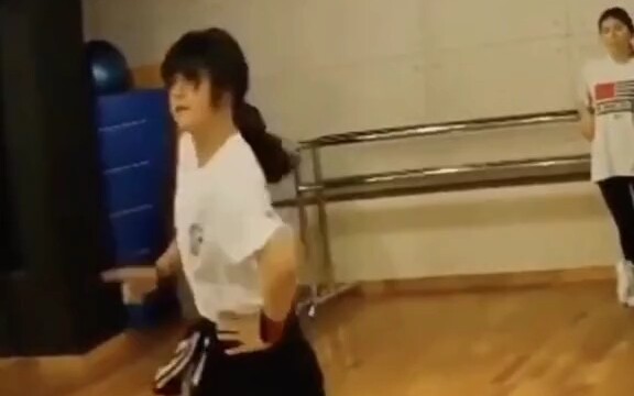 هوانغ لي تشي تتدرب على الرقص في غرفة الرقص وهي في سن الثالثة عشرة