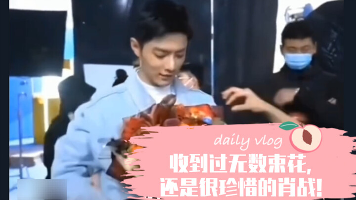 เสี่ยวจ้านนี่สื่อสารกับสัตว์น้อยได้จริงๆ เลยนะ ทำไมพอเขาเอื้อมมือออกไป ก็มีน้องแมวมาแตะมือทักทายเลยล