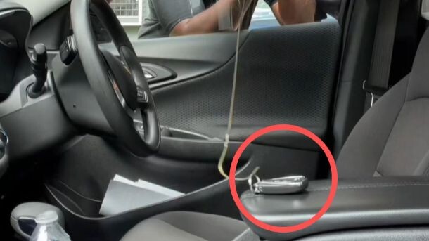 Menipu ayah, kuncinya terkunci di dalam mobil