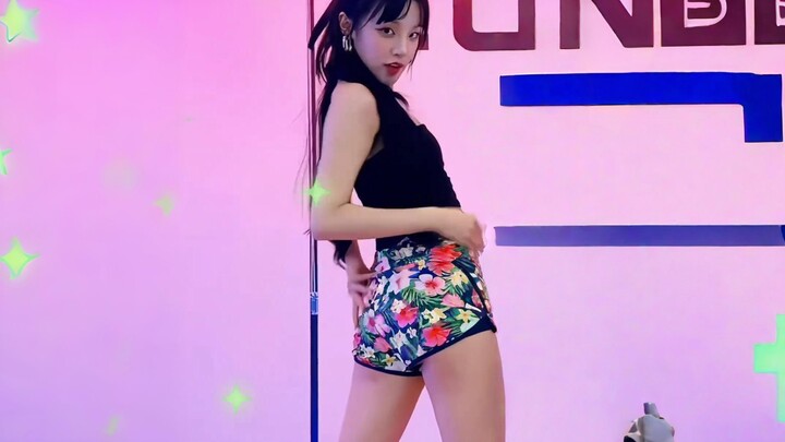 [Song Yuqi] Floral Mini Shorts! So Awesome!