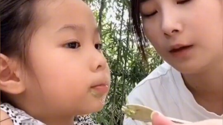 Trẻ con mà tỉnh táo thế sao, mẹ dùng tư tưởng của thế hệ trước để dạy con gái, bị con trả lời chói t