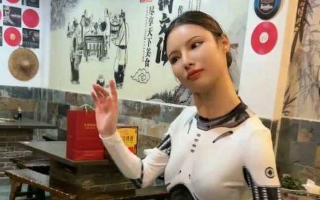 Nhân viên nữ robot tại quán lẩu Trùng Khánh thật quá ngầu