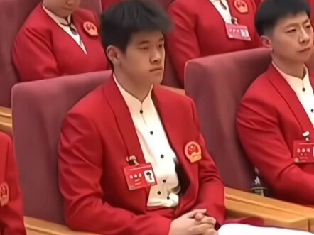 Tại lễ trao thưởng, Quần Hồng Thiền liên tục nghịch ngón tay, còn Phan Triển Lạc thì nghiêm nghị ngồ