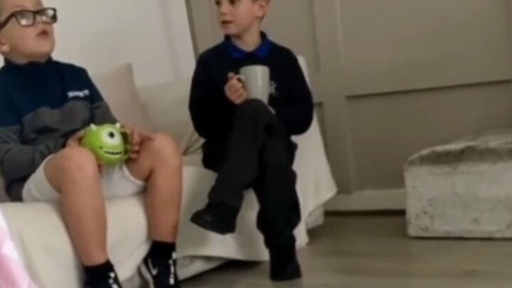 مجموع عمر الطفلين يتجاوز الثمانين عامًا على ما أعتقد