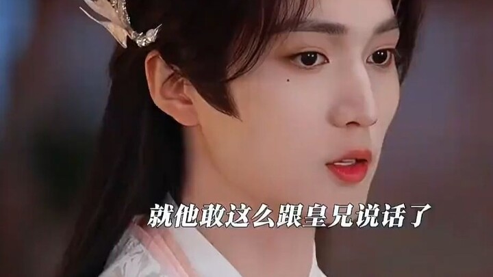 Ông hoàng này có lẽ là nhân vật gây cười duy nhất trong cả bộ phim: vừa cuồng chiều em trai lại còn 