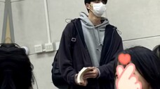 Saya masih ingat komentar seorang netizen saat itu, "Lin Yi sudah lama mengikuti kelas di ponsel say