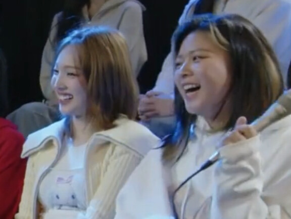 Tzuyu: I’m C U T E all by myself 💕