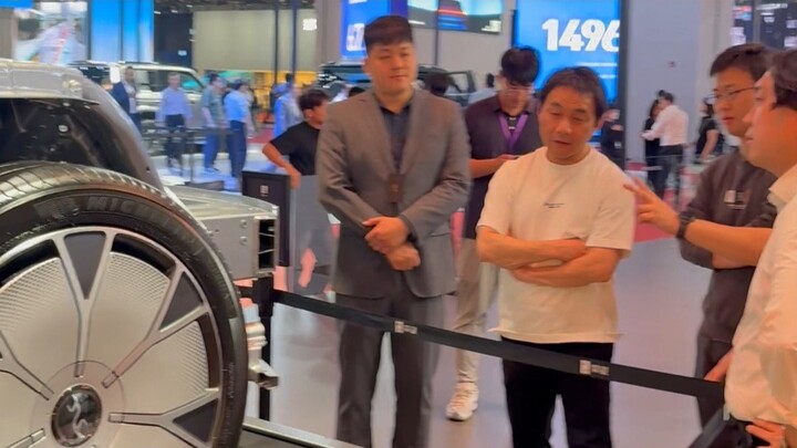 At the Shanghai Auto Show, a Japanese engineer pulls out a tape measure to inspect the Yangwang U7.