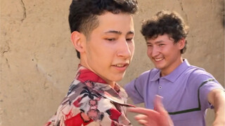 Merekam kehidupan pedesaan di Xinjiang (Menari)