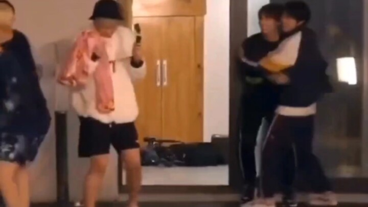 【جون باي】هو شو شياو باي الذي يخاف من احتضان أخيه!