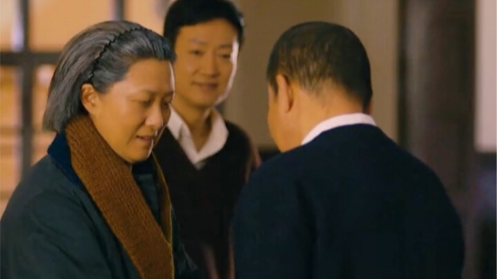 能当省长女婿的人到底得多有眼色？周炳义不动声色帮岳父解围。