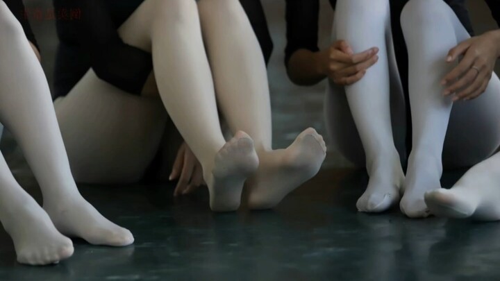 Ruangan tari para penari bau kaki banget 🙊