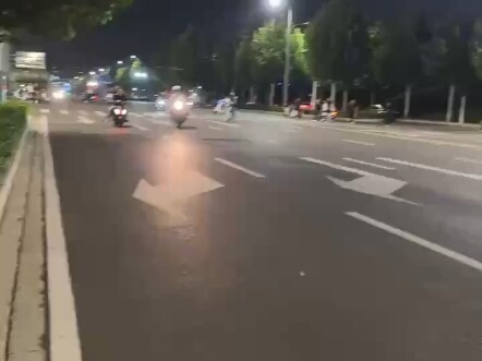 หน่วยตำรวจจราจรไถฉีเจิ้งโจวจัดการแก๊งวัยรุ่นขี่มอเตอร์ไซค์เสียงดัง