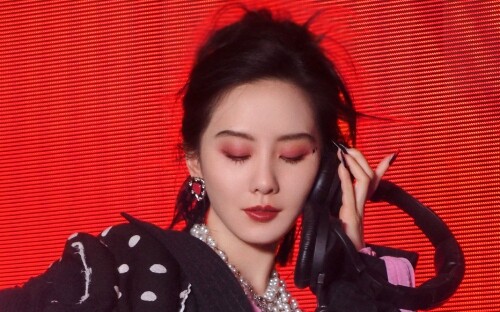 Sorry for all the buzz she’s causing! Just a few days into 2024, Liu Shishi has already graced the c