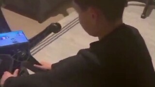 新脑子就是好使！小孩哥把转椅变成了玩手游的“方向盘”