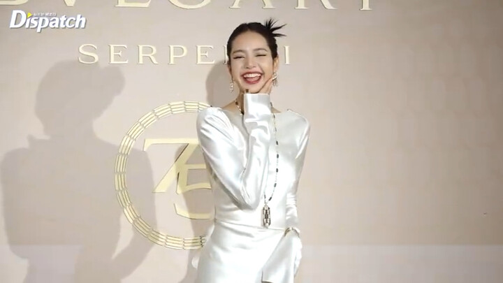 นักข่าว: ช่วยหันไปอีกด้านหน่อยค่ะ 🐥: อีกด้านเหรอ? แต่ด้านนี้หน้าสวยมากเลยนะ ลูกรัก ไม่ว่าจะด้านไหนก็