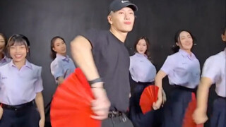 王嘉尔扇子🪭热舞