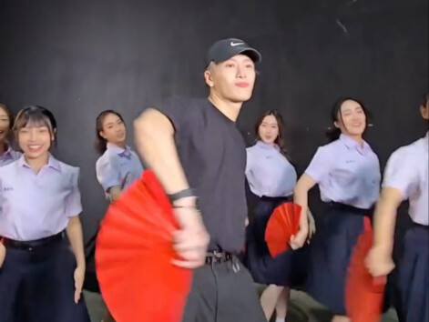 王嘉尔扇子🪭热舞