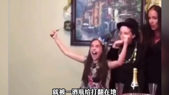 Hou Xiaomei has changed from childhood to adulthood, and she's getting more and more beautiful.