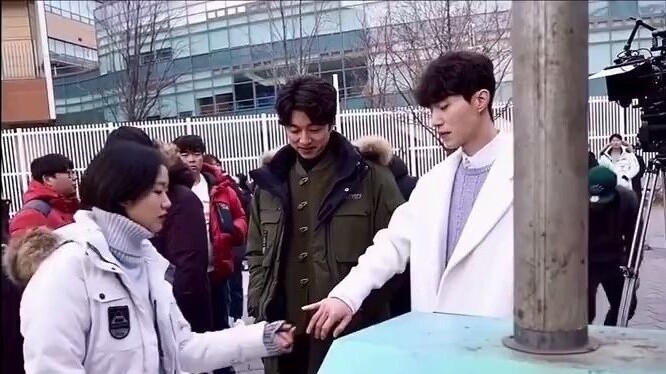 Goblin: Threesome! There must be a light bulb! Don't look at it, I'm talking about you! Gong Yoo = l