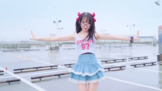 A4 waist and long legs? Is the senior's request too high? Bubble pop dance in the rain [Puff]