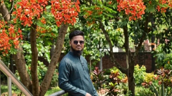 "তোমার অপেক্ষায় কাটানো প্রতিটি মুহূর্ত যেন একেকটি দীর্ঘ গল্প।