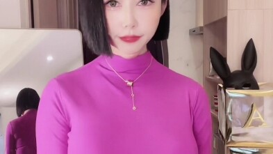 Jangkar wanita dewasa berambut pendek