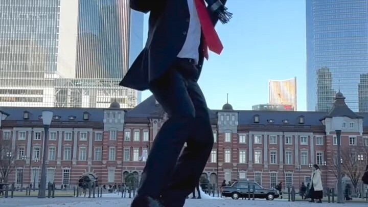 A 58-year-old Japanese man dances to Kendrick Lamar's "luther"! And there are two "bodyguards" dress