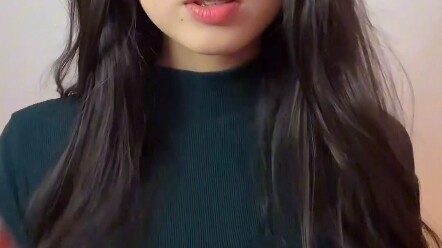 Penari Serbia Rambut Hitam
