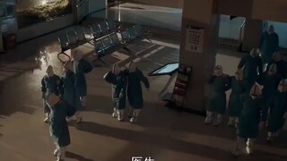 没有天生的英雄 只有挺身而出的平凡人 向抗疫英雄致敬