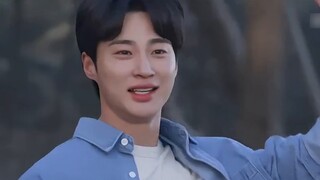 Cô giả vờ quay về tương lai và đẩy anh ra một cách tàn nhẫn, nhưng lại không để ý rằng người anh yêu