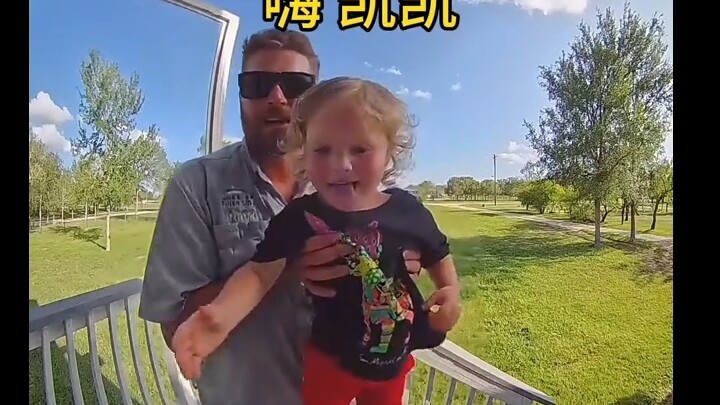 عندما يكون في المنزل توأمان، يخطئ الأب في التمييز بين كيفن وليان...