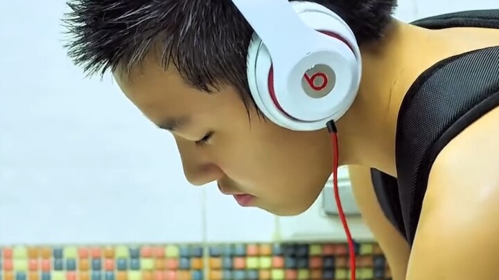 เพื่อหลอกแม่ใจแข็ง ทุกวันเด็กชายจะทำผมให้เปียกเมื่อกลับถึงบ้าน