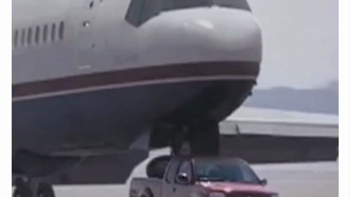 This pilot is truly a legend—perfect timing and rock-solid control saved the plane and everyone on b