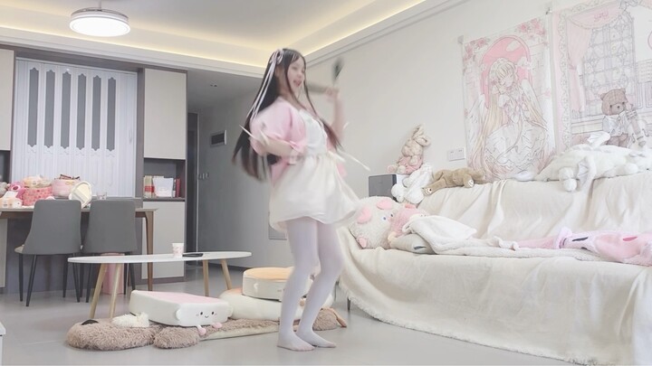 Aku menemukan baju yang dipakai adikku saat dia masih kecil.