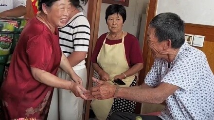 أنا فقط أفكر في إسعاد والد زوجتي، ونسيت والدة زوجتي