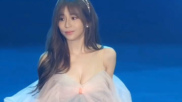 Màn trình diễn đa phong cách lấp lánh hút hồn tại concert của Vương Tâm Lăng!
