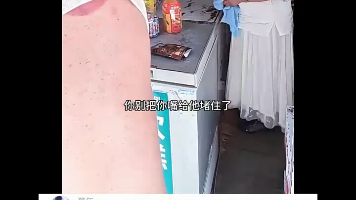 Giả vờ nói lắp khi mua đồ