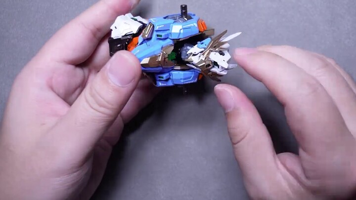 Lukisan semprot warna Gundam yang dimodifikasi Kiamat untuk dibagikan