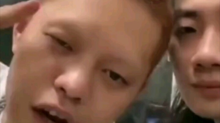 Xác sống là một thằng đểu cáng（）