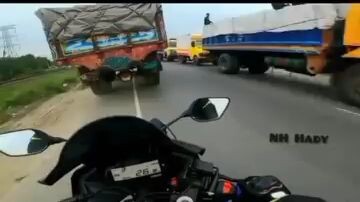সম্মান করি সেই মাকে, যে আপনার মতো সন্তান  জন্ম দিয়েছে,,যে মানুষটি নিজের জীবনের পরোয়া না করে অন্যের..