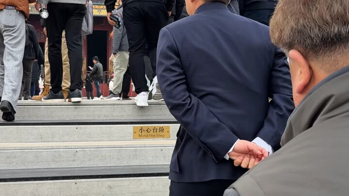 I just woke up and saw Little Puyi buying a ticket to enter the Forbidden City!