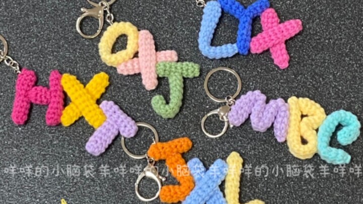 Detailed tutorial on weaving letter pendant keychains—perfect for beginners!