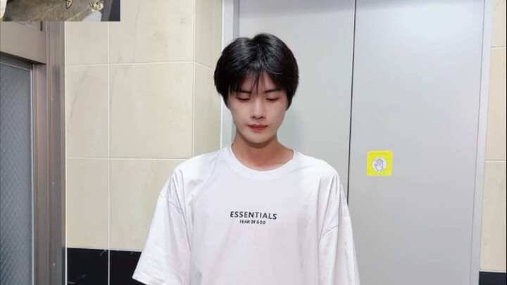 Trên người bạn thơm mùi nước hoa của cô ấy~