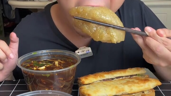 Hari ini juga mencoba paket Liangzi: nasi kukus + roti isi daging keledai… rasanya benar-benar nikma