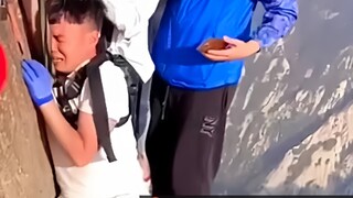 Situs-situs asing ramai membicarakan aktor Tiongkok yang takut kencing saat mendaki Gunung Huashan, 