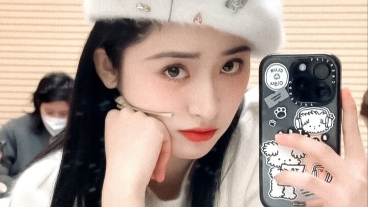 【Shen Yue】Di dunia hiburan, dia sama sekali tidak biasa; jelas-jelas memiliki wajah yang cerah dan p